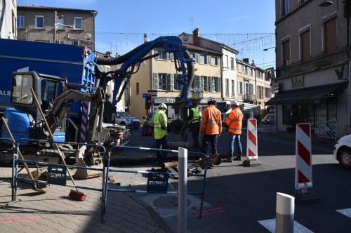 Fuite d'eau en cours au carrefour G. Péri / J.Charvet / Ch. De Gaulle 