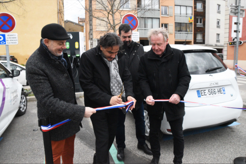 Inauguration de deux bornes de recharges électriques